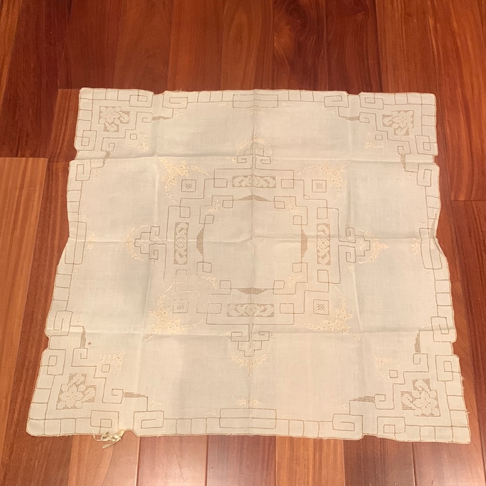 NWT Floral Square Table Linen